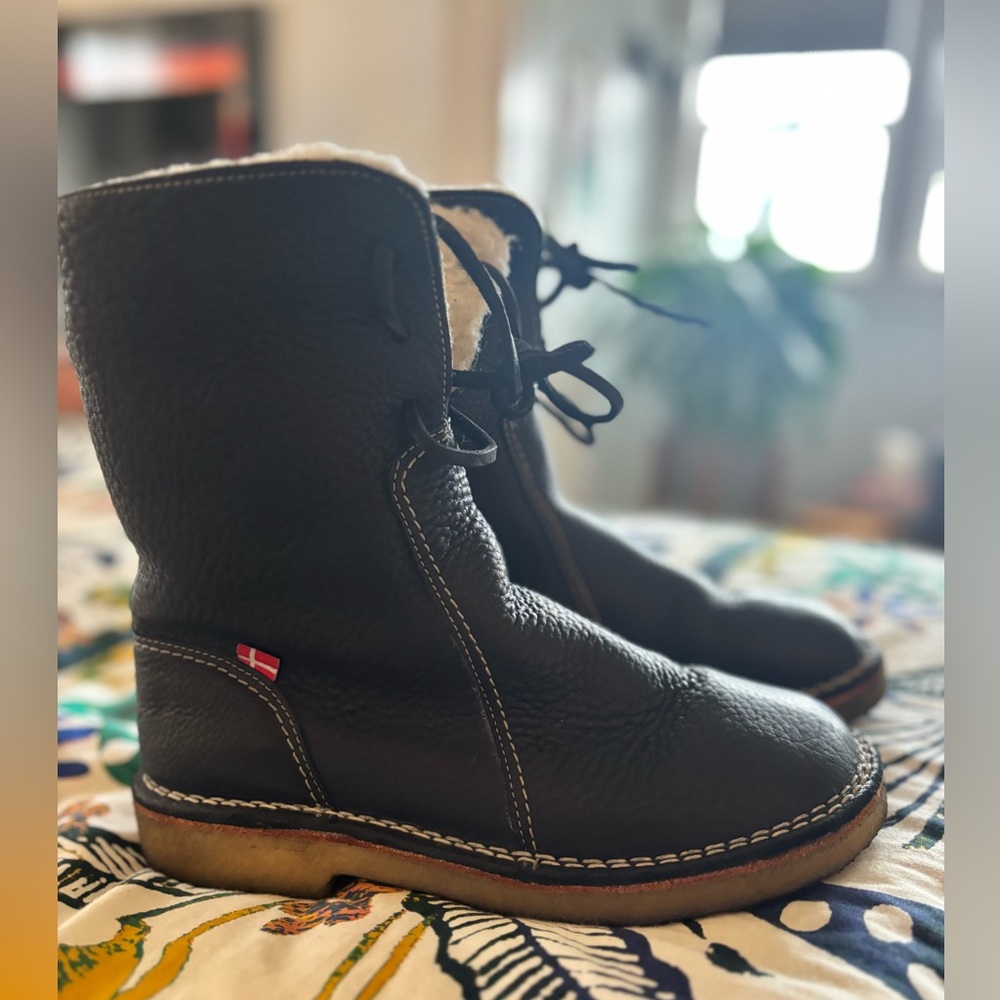 Duck feet Sherpa lined waterproof boots.